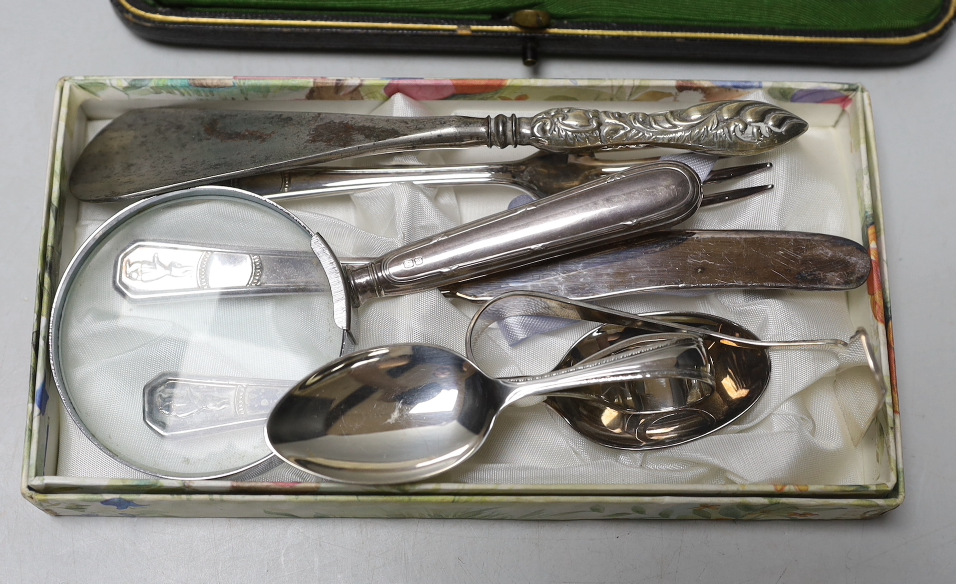 Sundry small silver including a cased set of six modern silver teaspoons with differing terminals, silver spoon and pusher, handled tea knives and shoe horn etc.